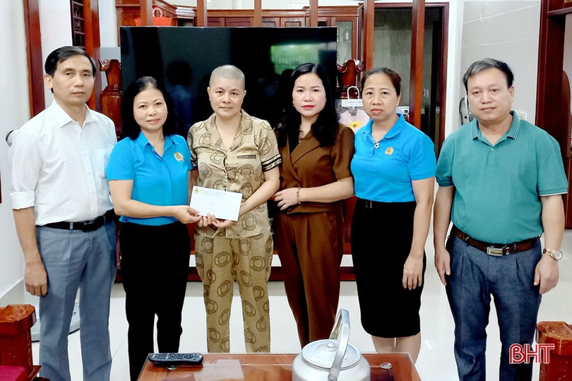 Công đoàn Hà Tĩnh thăm hỏi, tặng quà giáo viên có hoàn cảnh khó khăn