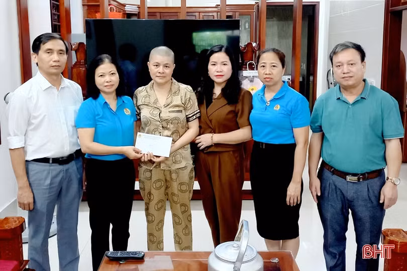 Công đoàn Hà Tĩnh thăm hỏi, tặng quà giáo viên có hoàn cảnh khó khăn