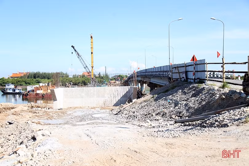 Người dân phấn khởi lưu thông trên tuyến đường nối TP Hà Tĩnh với Lộc Hà