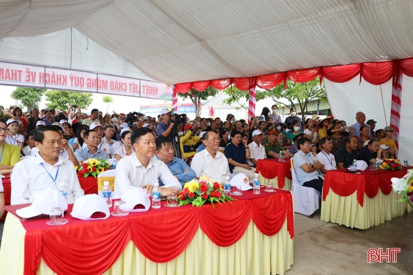 Các địa phương Hà Tĩnh sôi nổi lễ hội đua thuyền, các trò chơi dân gian mừng Tết Độc lập