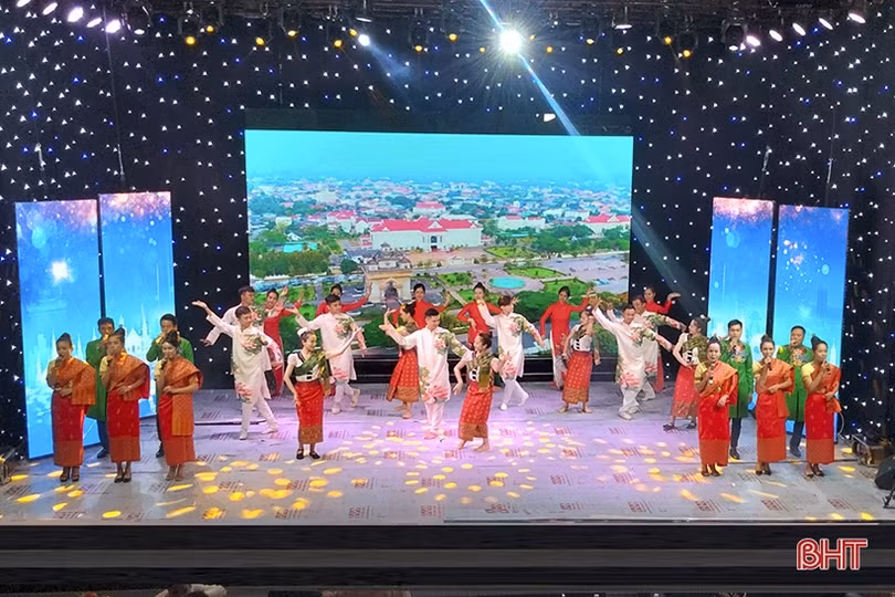 Viêng Chăn ấm vòng tay bè bạn