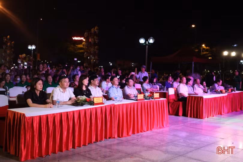 Hàng nghìn người đến phiên chợ đêm gắn với tuyến phố đi bộ ở TP Hà Tĩnh