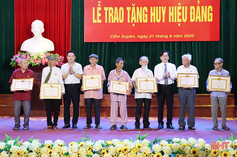 Cẩm Xuyên trao tặng huy hiệu Đảng cho 253 đảng viên