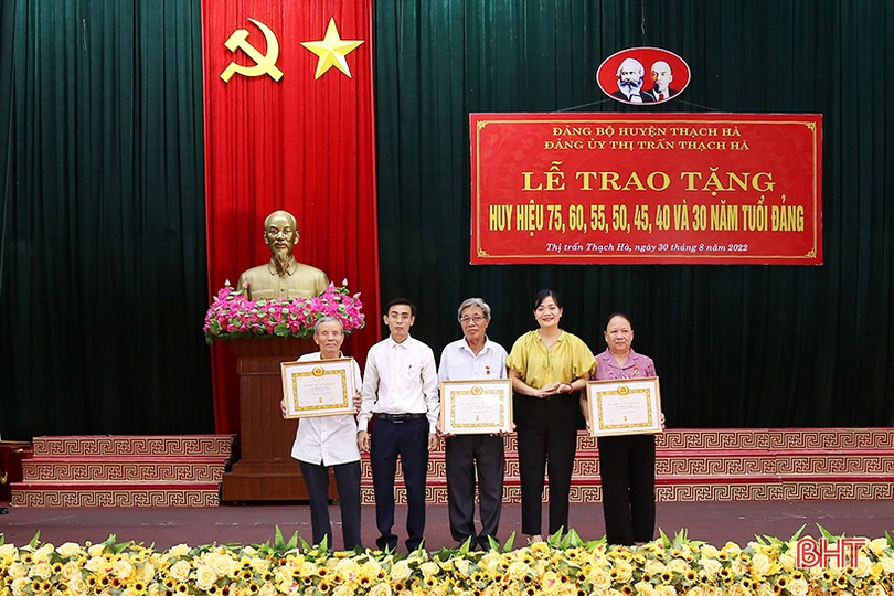 Thạch Hà trao Huy hiệu Đảng cho 182 đảng viên