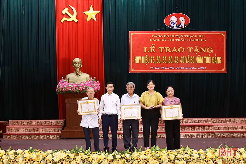 Thạch Hà trao Huy hiệu Đảng cho 182 đảng viên