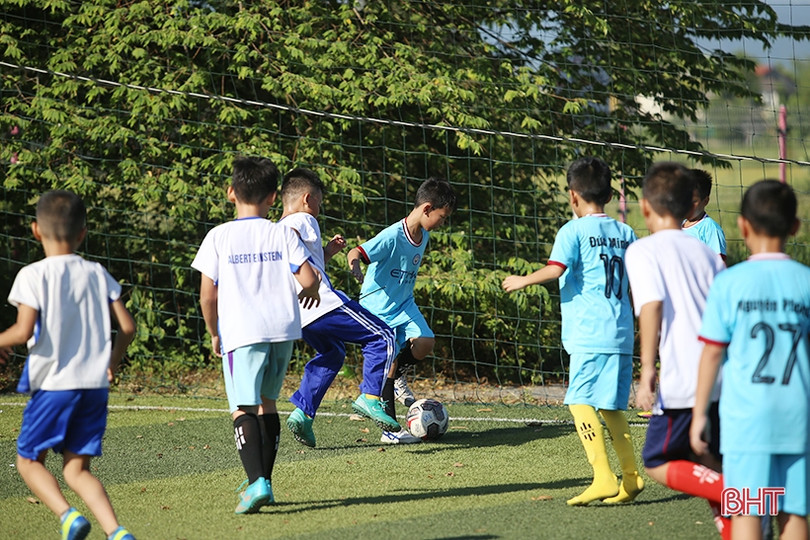 Sôi động giải bóng đá chào mừng năm học mới của học sinh Trường Albert Einstein Hà Tĩnh