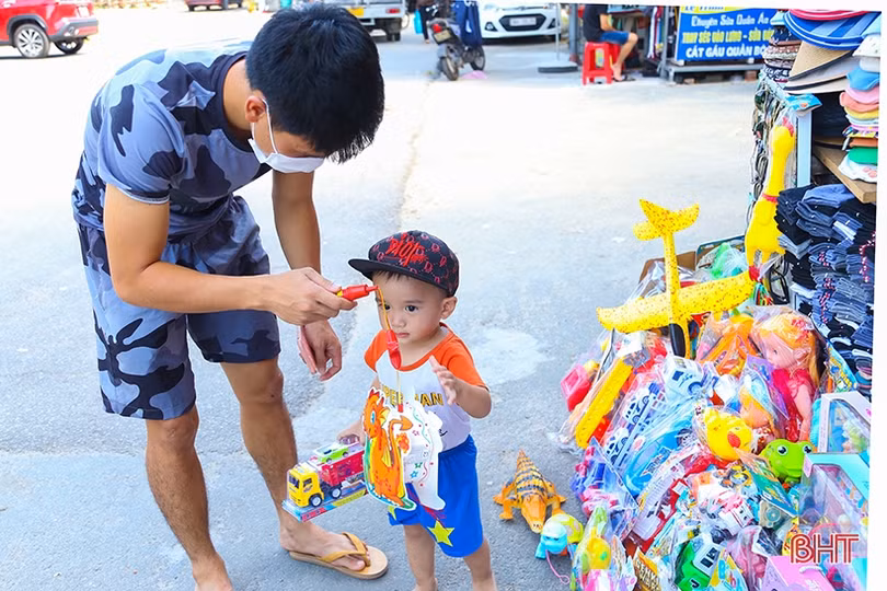 Thị trường đồ chơi Trung thu ở Hà Tĩnh sôi động trở lại
