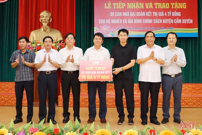 Doanh nghiệp Hà Nội hỗ trợ Cẩm Xuyên xây dựng 50 nhà đại đoàn kết