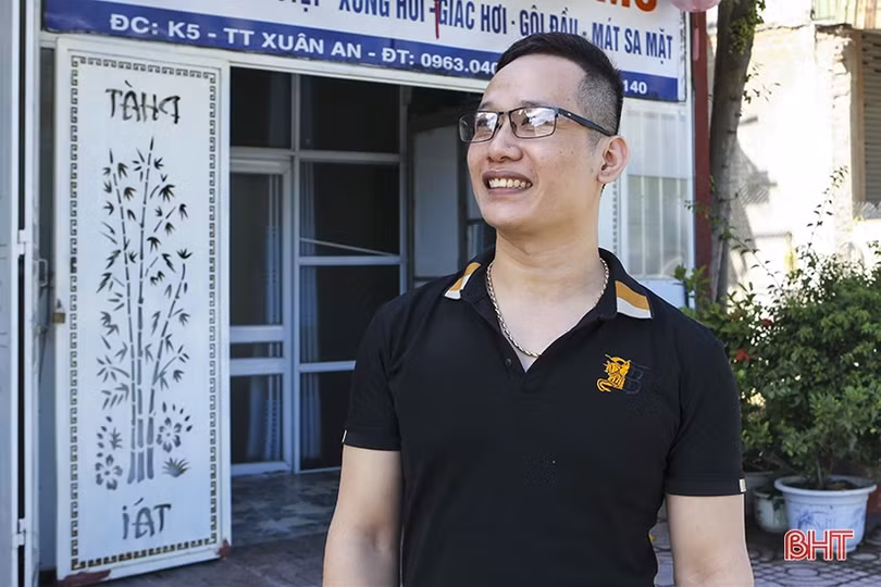 Vượt lên nghịch cảnh, chàng trai khiếm thị Hà Tĩnh trở thành điểm tựa vững chắc cho gia đình