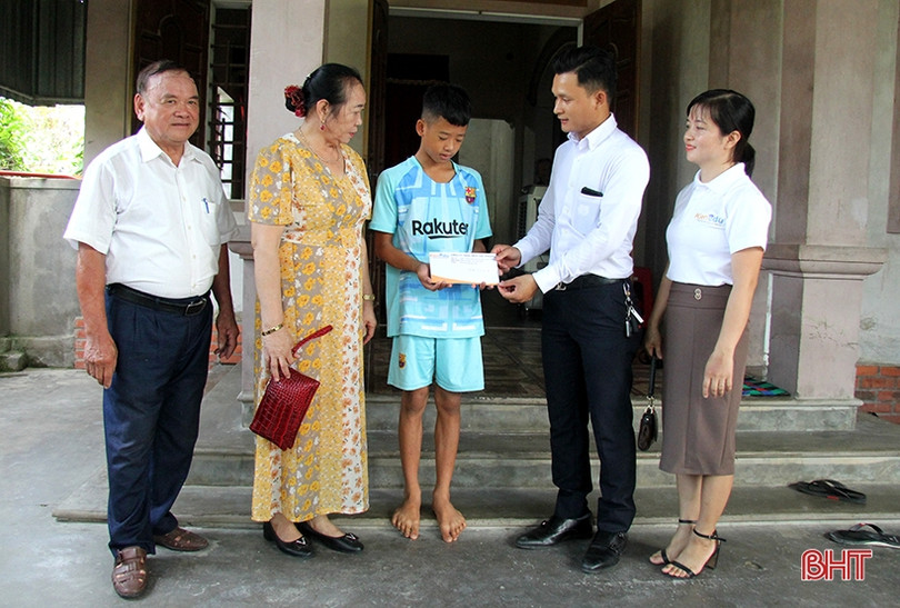 Trao tặng 30 suất quà cho học sinh nghèo học giỏi ở Nghi Xuân