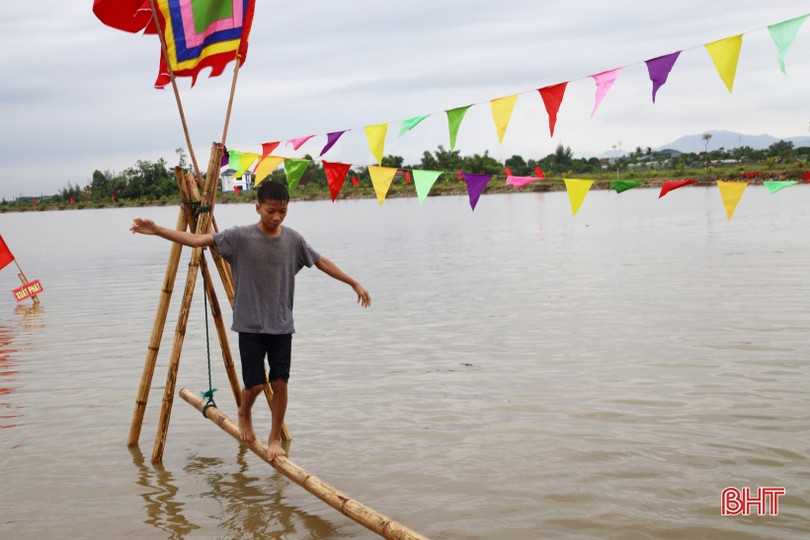 Các địa phương Hà Tĩnh sôi nổi lễ hội đua thuyền, các trò chơi dân gian mừng Tết Độc lập