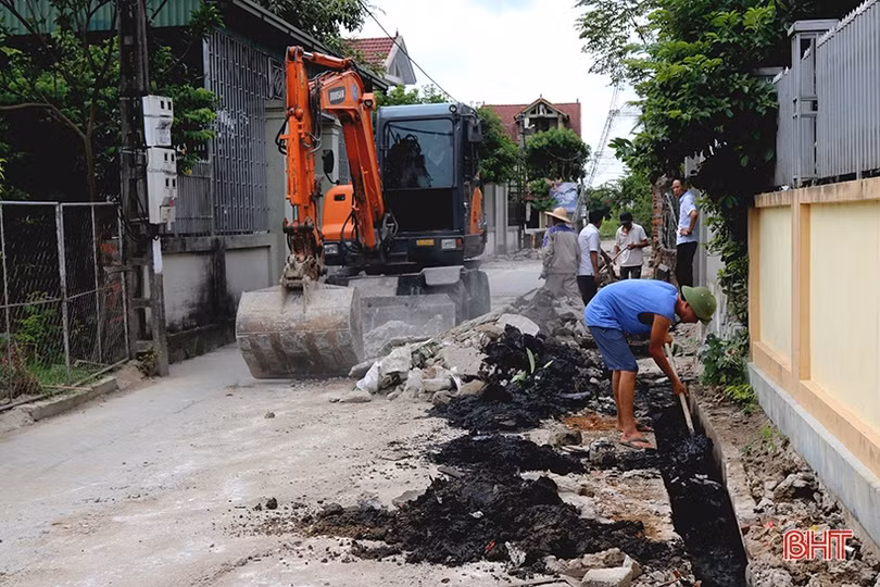 Bà con lương - giáo ở Nghi Xuân “gác lễ” ra quân mở rộng đường giao thông