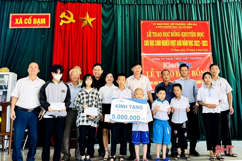 Trao tặng 30 suất quà cho học sinh nghèo học giỏi ở Nghi Xuân