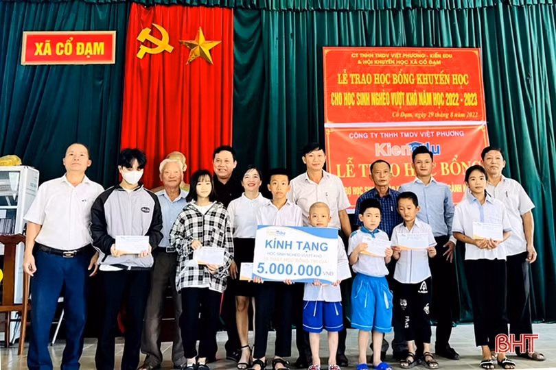 Trao tặng 30 suất quà cho học sinh nghèo học giỏi ở Nghi Xuân