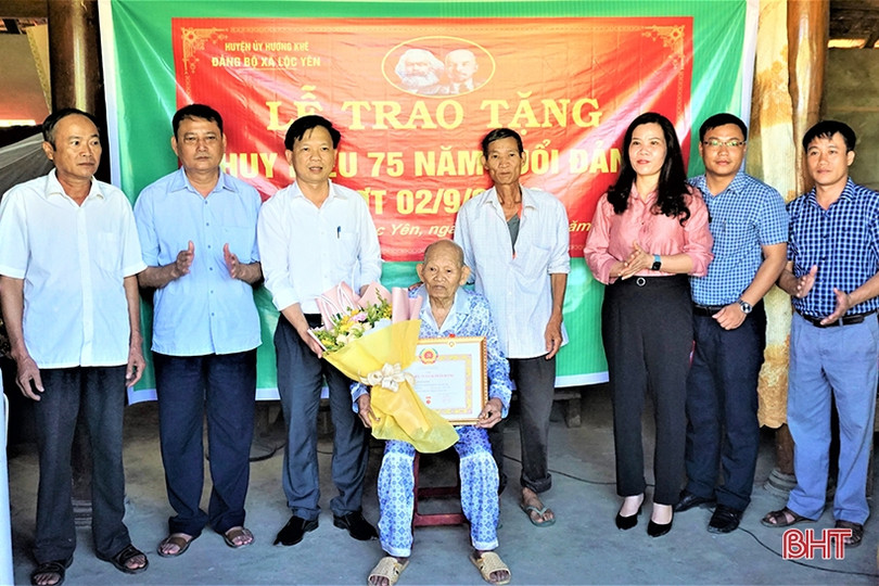 Hương Khê trao tặng 12 Huy hiệu 75 năm tuổi Đảng dịp Quốc khánh 2/9