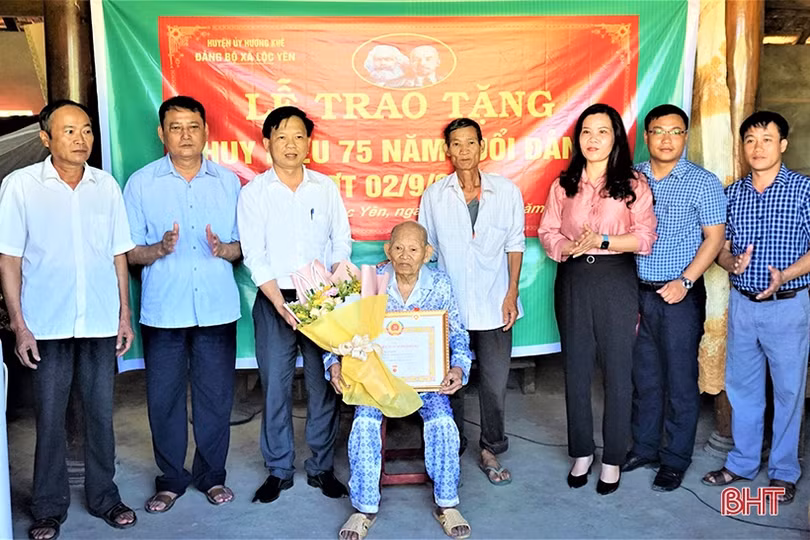 Hương Khê trao tặng 12 Huy hiệu 75 năm tuổi Đảng dịp Quốc khánh 2/9