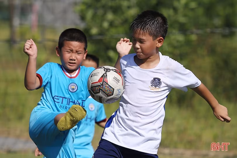 Sôi động giải bóng đá chào mừng năm học mới của học sinh Trường Albert Einstein Hà Tĩnh