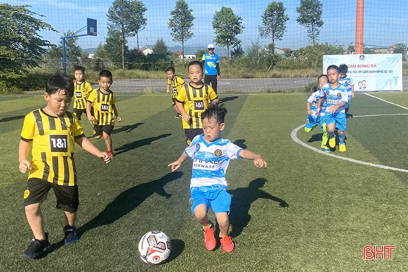 Sôi động giải bóng đá chào mừng năm học mới của học sinh Trường Albert Einstein Hà Tĩnh