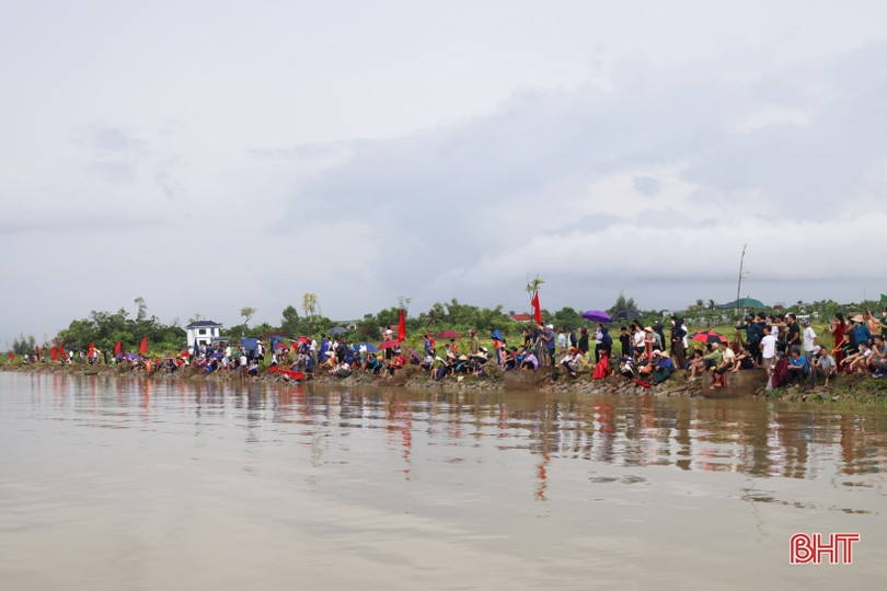 Các địa phương Hà Tĩnh sôi nổi lễ hội đua thuyền, các trò chơi dân gian mừng Tết Độc lập