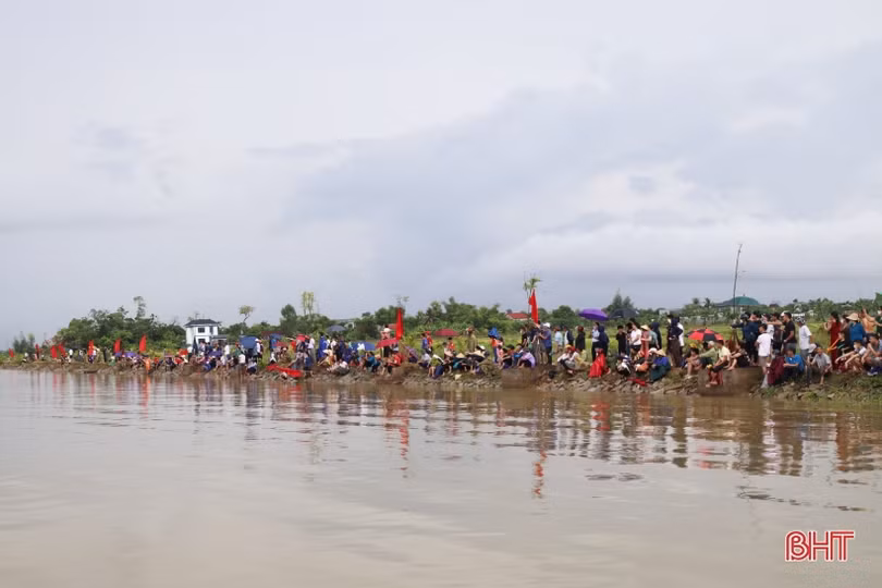 Các địa phương Hà Tĩnh sôi nổi lễ hội đua thuyền, các trò chơi dân gian mừng Tết Độc lập