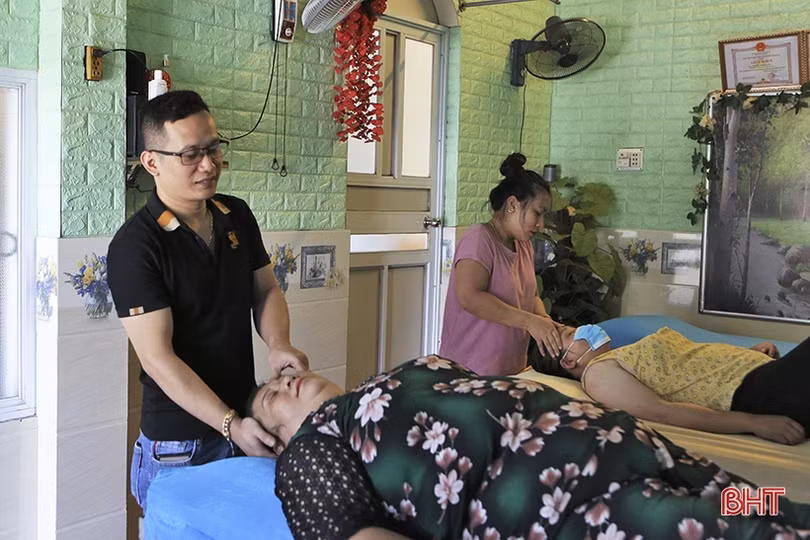 Vượt lên nghịch cảnh, chàng trai khiếm thị Hà Tĩnh trở thành điểm tựa vững chắc cho gia đình