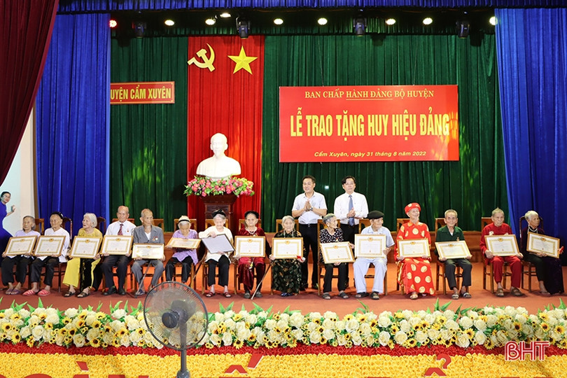 Cẩm Xuyên trao tặng huy hiệu Đảng cho 253 đảng viên