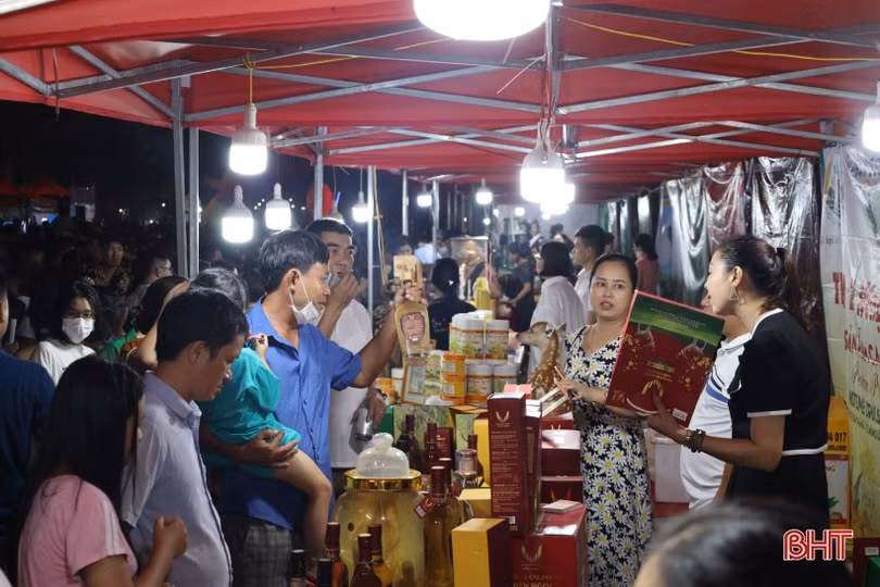 Hàng nghìn người đến phiên chợ đêm gắn với tuyến phố đi bộ ở TP Hà Tĩnh