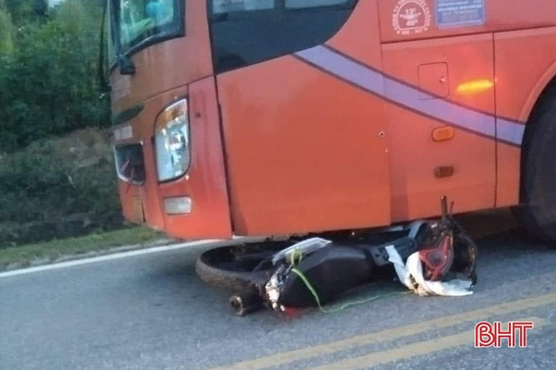 Hương Khê: Va chạm với xe khách, 2 nam thanh niên tử vong