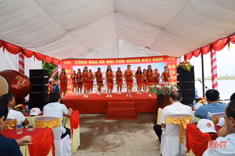 Các địa phương Hà Tĩnh sôi nổi lễ hội đua thuyền, các trò chơi dân gian mừng Tết Độc lập