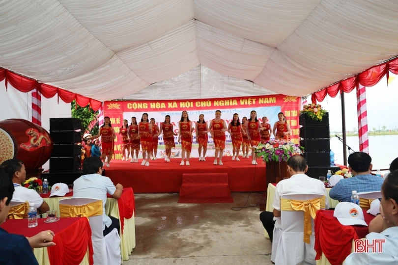 Các địa phương Hà Tĩnh sôi nổi lễ hội đua thuyền, các trò chơi dân gian mừng Tết Độc lập