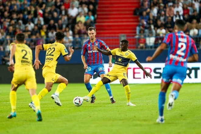 Pau rơi xuống cuối bảng Ligue 2
