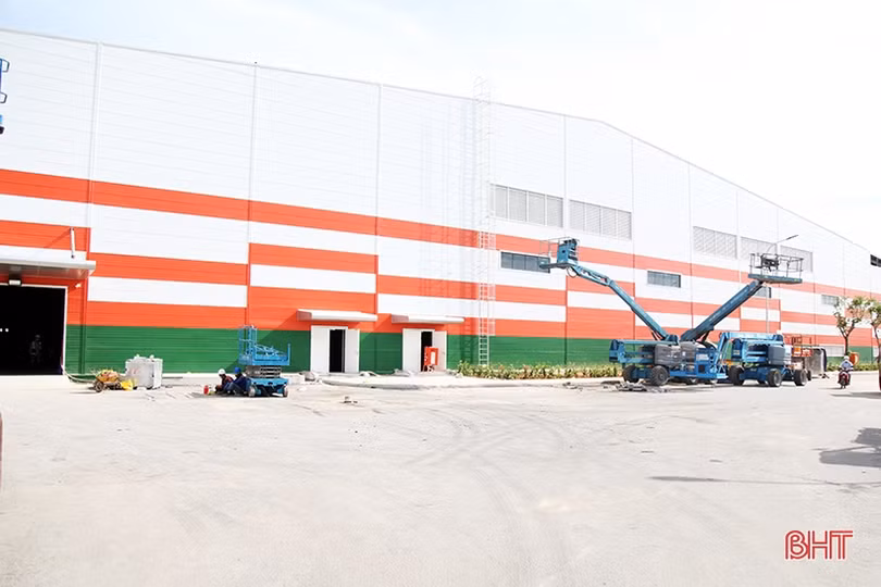 Cận cảnh thiết bị hiện đại tại Nhà máy Sản xuất Pin VinES ở Hà Tĩnh