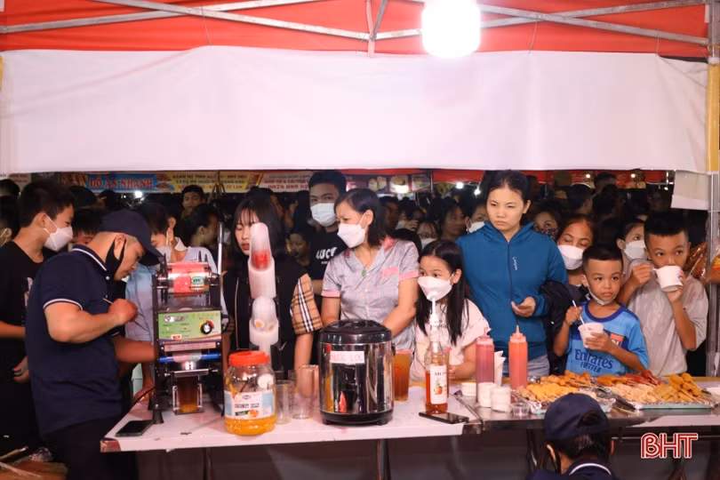 Hàng nghìn người đến phiên chợ đêm gắn với tuyến phố đi bộ ở TP Hà Tĩnh