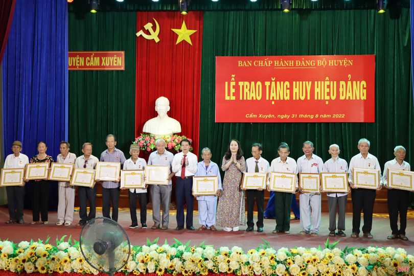 Cẩm Xuyên trao tặng huy hiệu Đảng cho 253 đảng viên