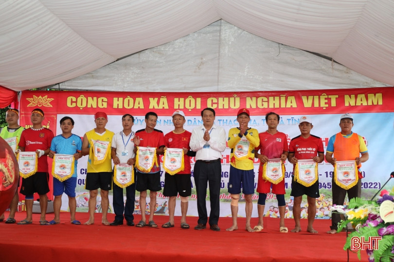 Các địa phương Hà Tĩnh sôi nổi lễ hội đua thuyền, các trò chơi dân gian mừng Tết Độc lập