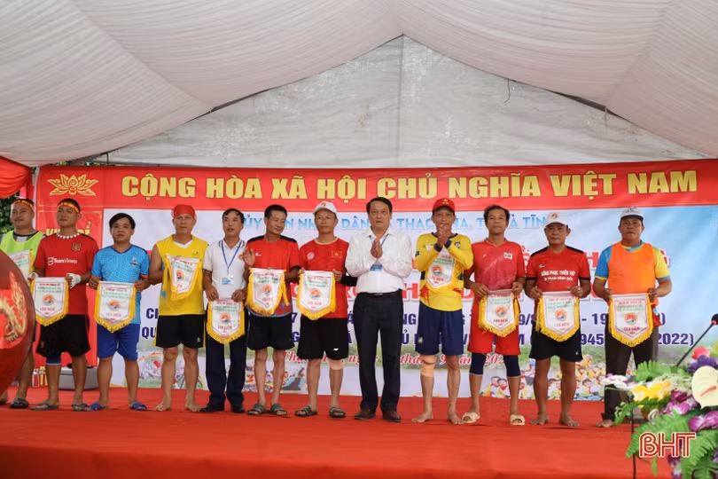 Các địa phương Hà Tĩnh sôi nổi lễ hội đua thuyền, các trò chơi dân gian mừng Tết Độc lập