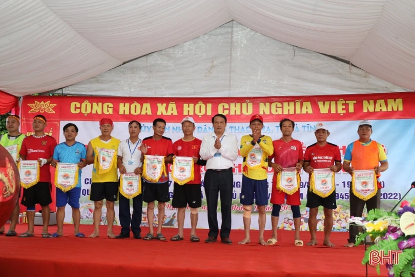 Các địa phương Hà Tĩnh sôi nổi lễ hội đua thuyền, các trò chơi dân gian mừng Tết Độc lập