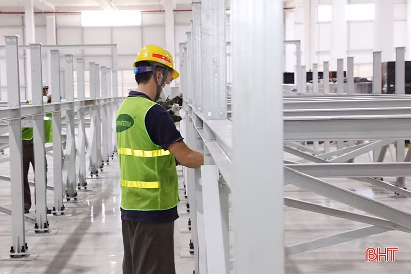 Cận cảnh thiết bị hiện đại tại Nhà máy Sản xuất Pin VinES ở Hà Tĩnh