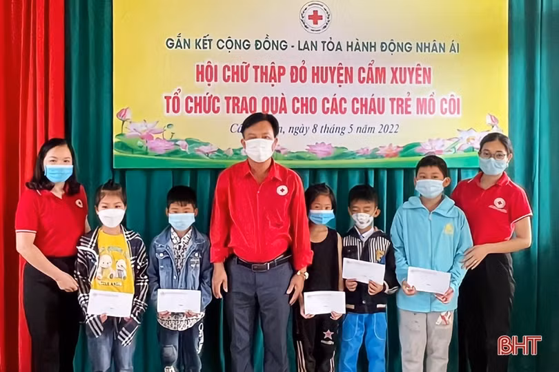 Giúp trẻ mồ côi Hà Tĩnh vững bước tới tương lai