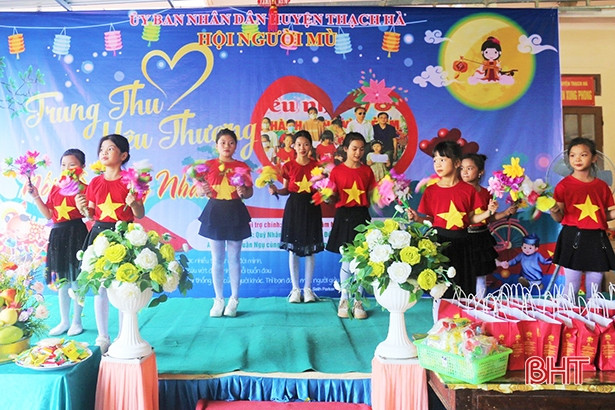 Trung thu sớm với trẻ em khiếm thị Thạch Hà