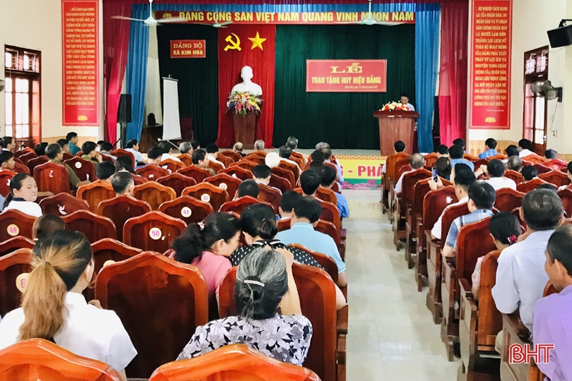 Hương Sơn trao huy hiệu Đảng cho 174 đảng viên