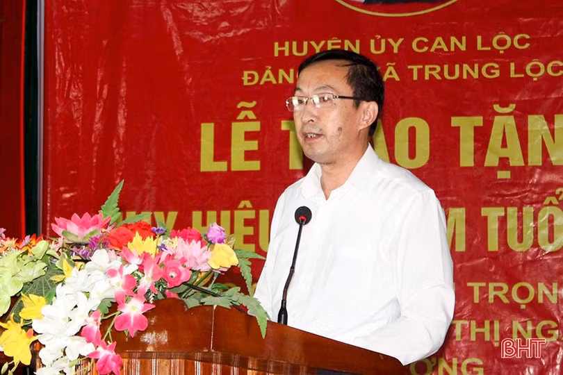 Trao Huy hiệu 75 năm tuổi Đảng cho 2 đảng viên ở Can Lộc