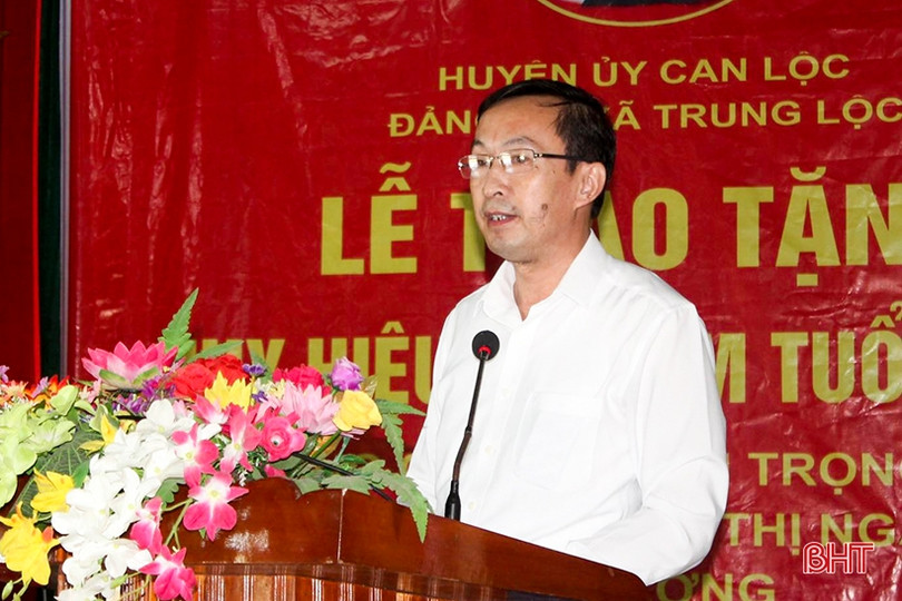 Trao Huy hiệu 75 năm tuổi Đảng cho 2 đảng viên ở Can Lộc