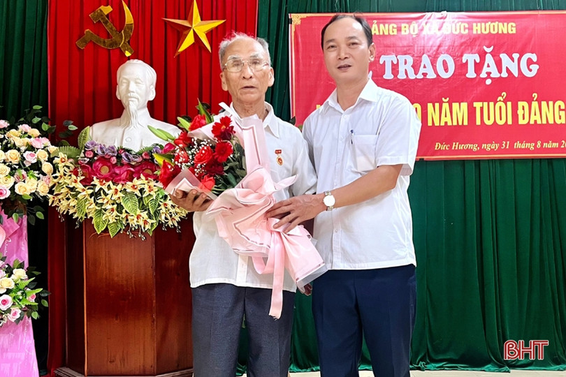 Vũ Quang trao Huy hiệu Đảng cho 38 đảng viên dịp Quốc khánh 2/9