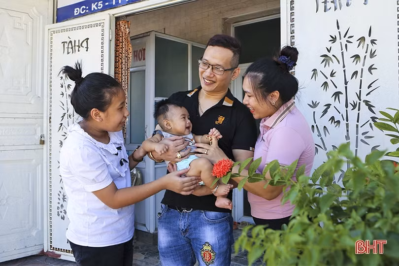Vượt lên nghịch cảnh, chàng trai khiếm thị Hà Tĩnh trở thành điểm tựa vững chắc cho gia đình