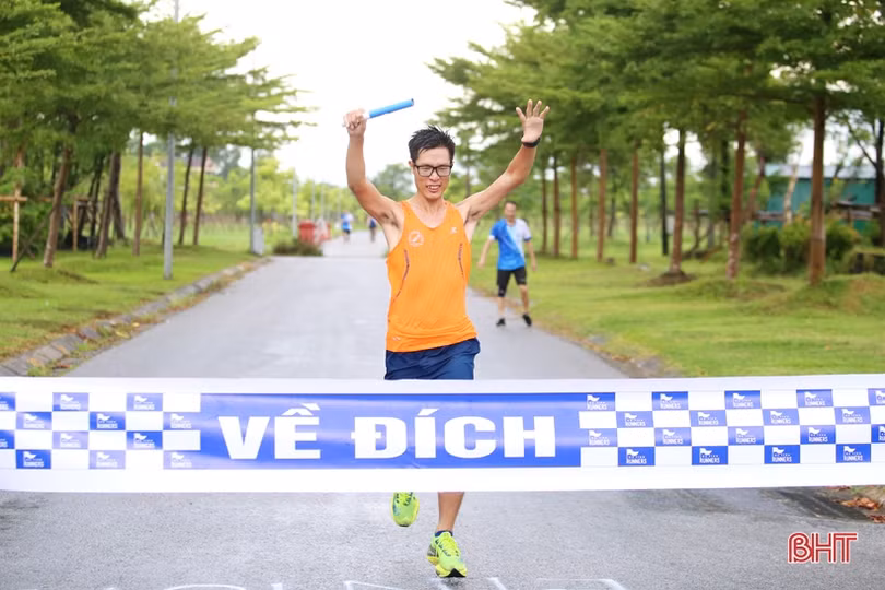Gần 100 VĐV tham gia Giải chạy bộ phong trào “Tiếp sức cùng đồng đội”
