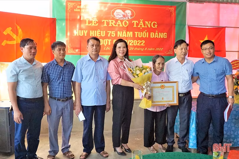 Hương Khê trao tặng 12 Huy hiệu 75 năm tuổi Đảng dịp Quốc khánh 2/9