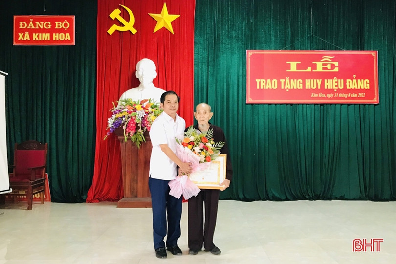 Hương Sơn trao huy hiệu Đảng cho 174 đảng viên