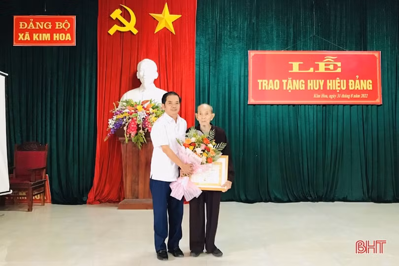 Hương Sơn trao huy hiệu Đảng cho 174 đảng viên