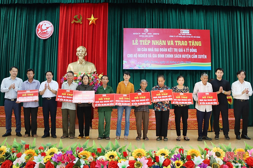 Doanh nghiệp Hà Nội hỗ trợ Cẩm Xuyên xây dựng 50 nhà đại đoàn kết